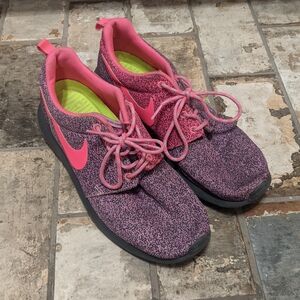 Nike Roshe Run Women’s Running Athletic Shoes, Pink Print, Size 9